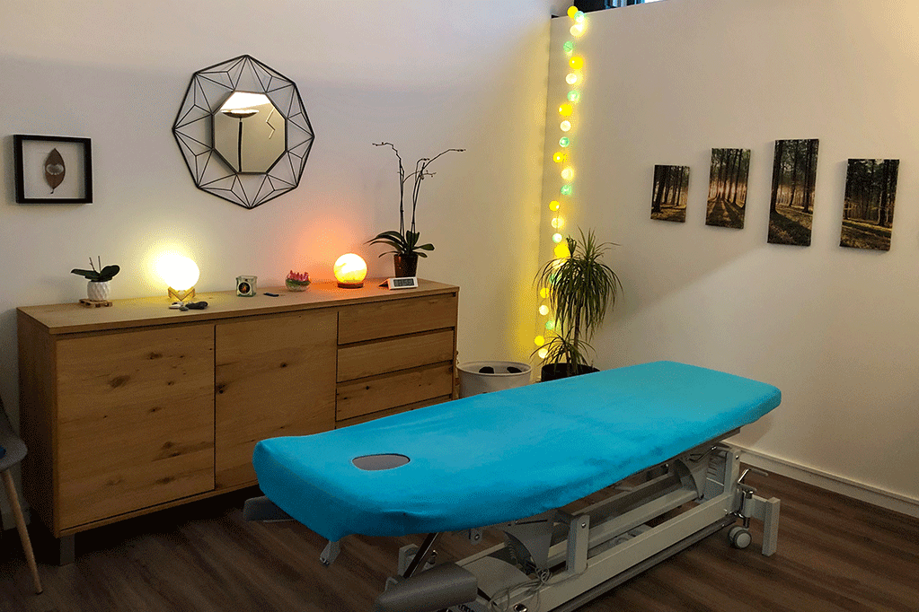 Un lit de massage bleue dans une grande pièce calme et relaxante.